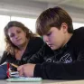 LPA Daniel Brottier - une classe de 4ème en cours de mathématiques. Mael, soutenu par le dispositif COREA (COnfiance, REussite et Accompagnement), dispositif de lutte contre le décrochage scolaire est accompagné par Joëlle Tournier, AESH